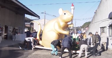 اليابان تستعد لأولمبياد طوكيو 2020 بتمثال فأر ذهب.. فيديو