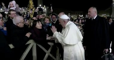 البابا فرنسيس يعتذر عن رد فعله على امرأة جذبته بقوة ليلة عيد الميلاد