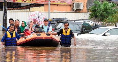 مصرع 4 أشخاص جراء الفيضانات فى إندونيسيا.. صور