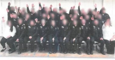فصل 30 متدربا من الشرطة الأمريكية لأدائهم "التحية النازية"