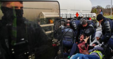 الشرطة الفرنسية تسحل وتعتقل محتجين ضد قانون المعاشات التقاعدية