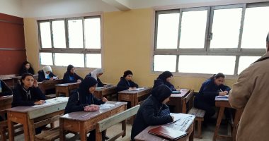 صور.. طلاب أولى ثانوى يؤدون امتحان التربية الدينية والوطنية