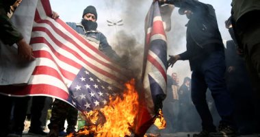 متظاهرون يحرقون علم أمريكا وبريطانيا وسط طهران احتجاجا على اغتيال سليمانى