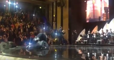 فيديو.. سقوط المطربة التونسية أمينة فاخت على المسرح فى قطر
