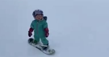 فيديو.. طفلة أمريكية عمرها عام واحد تتزلج على الجليد لأول مرة بثقة عالية