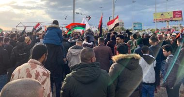 صور.. عشرات الليبيين يتظاهرون بأعلام مصر وليبيا فى بنغازى رفضا للتدخل التركى