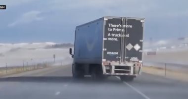 للطبيعة أحكام.. سائق شاحنة يصارع الرياح القوية على طريق سريع فى ولاية كولورادو