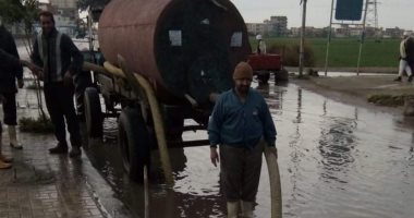 طوارئ بالبحيرة لمواجهة أثار الأمطار.. 470 معدة لإزالة تراكمات المياه من الشوارع