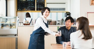 دراسة استقصائية تكشف ارتفاع الأجور فى اليابان بسبب نقص العمالة