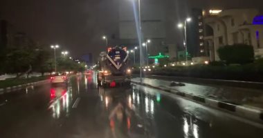 محافظ القاهرة يتفقد شوارع العاصمة فجرا لمتابعة انتشار سيارات شفط الأمطار