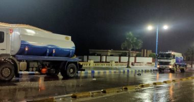 صور.. أجهزة محافظة مطروح تزيل تجمعات مياه الأمطار من الشوارع