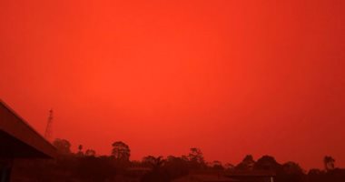  سماء أستراليا  تتحول إلى اللون الأحمر نتيجة حرائق الغابات