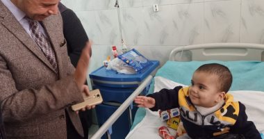 وكيل "صحة الشرقية" يزور الطفل محمود ضحية التعذيب على يد جدته