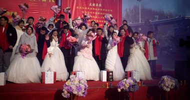 آلاف الصينيين يشاركون فى مهرجان الجليد بحفلات زفاف جماعى