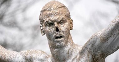 إزالة تمثال إبراهيموفيتش من ملعب مالمو بالسويد بعد تعرضه للتخريب من جديد