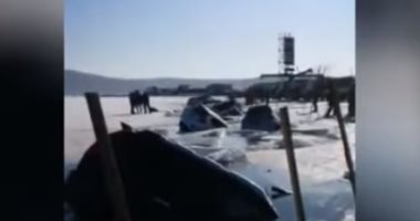 مصيدة جليدية فى روسيا تسقط 30 سيارة تحت المياه.. فيديو