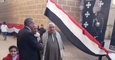 علم مصر يزين مداخل الكنائس قبل انطلاق قداس عيد الميلاد بالقليوبية