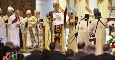 البابا تواضروس يتلقى تهانى العيد من الكهنة والأساقفة بكاتدرائية العباسية
