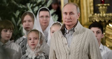 الرئيس الروسى يحضر احتفالات عيد الميلاد وسط محجبات فى كاتدرائية بسانت بطرسبرج