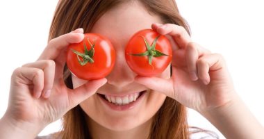 3 وصفات طبيعية بالطماطم تخلصك من الهالات السوداء 