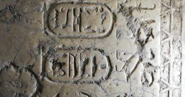 صور.. العثور على 5 كتل أثرية من مقصورة أوزيريس بقرية كوم اشقاو فى سوهاج