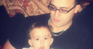 أحمد السقا يستعيد ذكرياته بنشر صورة مع ابنه ياسين عمرها 19 سنة