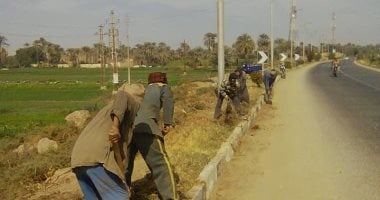 صور.. تجميل الطريق السريع القاهرة أسوان ورفع 10 أطنان مخلفات صيانة بالأقصر