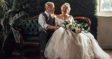 "60 سنة حب".. زوجان مسنان يحتفلان بذكرى زواجهما بفستان زفاف وبدلة.. صور