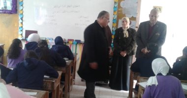 مدير تعليم الإسماعيلية يتفقد مدرسة خديجة بنت خويلد ويطمئن على بدء الامتحانات