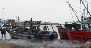صور.. توقف الصيد بميناء بورسعيد البحرى بسبب نوة الفيضة الكبرى
