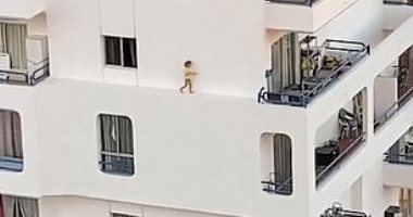 مشهد مرعب لطفلة تلهو على الحافة الضيقة لواجهة منزل فى إسبانيا.. فيديو وصور