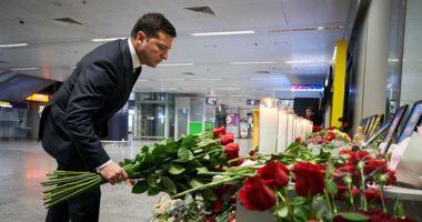 رئيس أوكرانيا يضع الورود على نصب تذكارى لتأبين ضحايا الطائرة المنكوبة