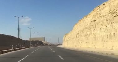 أمن القاهرة يساعد صيدلى انحرفت سيارته عن مسارها فى الرمال بالطريق الدائرى