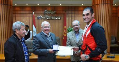 محافظ بورسعيد يكرم أبطال المحافظة فى رياضة التجديف ويختار الشاب المثالى لعام 2020