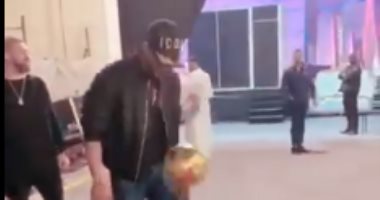 محمد رمضان يستعرض مهاراته فى كرة القدم بدبى.. صور وفيديو