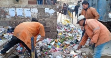 التنمية المحلية تزيل القمامة أمام محطة مترو عزبة النخل استجابة للمواطنين