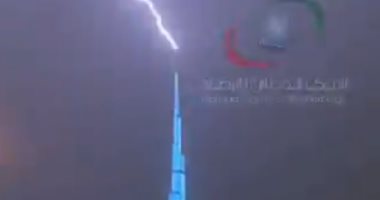 فيديو.. البرق يلامس قمة برج خليفة بالإمارات 