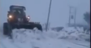 شاهد.. الجرافات تزيل الثلوج من شوارع جنوب الأردن لفتح الطرق أمام السيارات