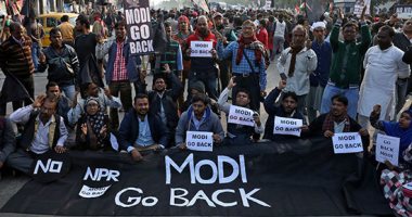 المحتجون على قانون الجنسية الجديد فى الهند يحرقون دمية لرئيس الوزراء