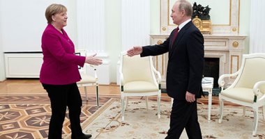 المستشارة الألمانية "ميركل" تصل روسيا لإجراء محادثات مع الرئيس "بوتين"