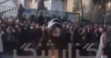شاهد.. محتجون إيرانيون يطالبون خامنئى بالرحيل بسبب إسقاط طائرة أوكرانيا