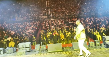  تامر حسنى يفتتح حفله بالسعودية بأغنية "حلو المكان" وسط 40 ألف متفرج