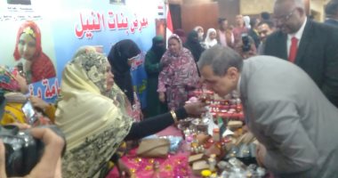 وزير القوى العاملة يشرب "الجبنة السودانى" بافتتاح معرض بأسوان (صور)