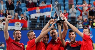 ديوكوفيتش يحتفل مع منتخب صربيا بالحصول على كأس المحترفين للتنس.. فيديو