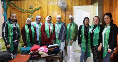 جامعة مصر للعلوم والتكنولوجيا تنظم قافلة إنسانية لتوزيع البطاطين والملابس الشتوية فى إمبابة