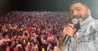 "عايزين نولع الدنيا".. تامر حسنى ينشر فيديو خلال مشاركة جمهوره الغناء بحفل جدة
