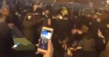 وكالة فارس: محتجون يرددون شعارات مناهضة ويمزقون صورة قاسم سليمانى "فيديو"