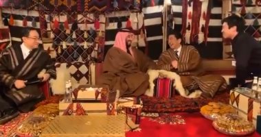 رئيس الوزراء اليابانى بالزى السعودى فى خيمة مع الأمير محمد بن سلمان.. فيديو