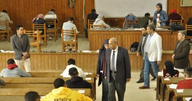صور.. رئيس جامعة المنيا يتفقد لجان امتحانات كليتي "الحاسبات" و"السياحة"