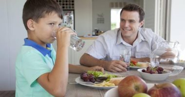 هل شرب المياه أثناء تناول الطعام يؤثر على الهضم.. اعرف الحقيقة